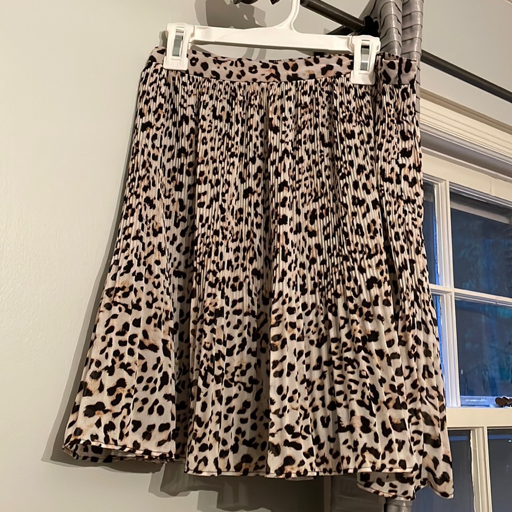 Leopard print above the knee skirt